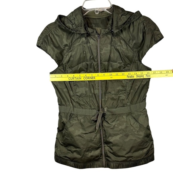 Lululemon Spring Fling Puffer Vest, Camo, Removable Hood, Size 6 - Picture 4 of 10